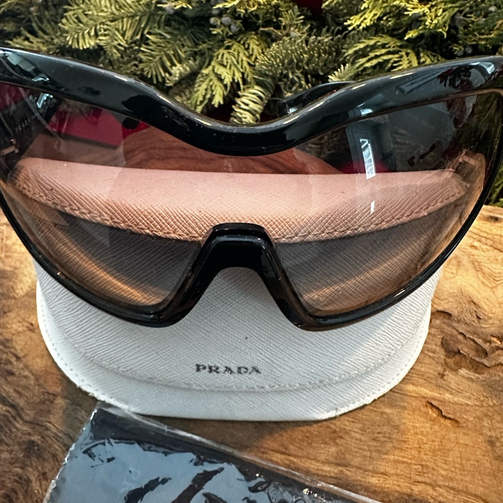 Goggles style sunglasses